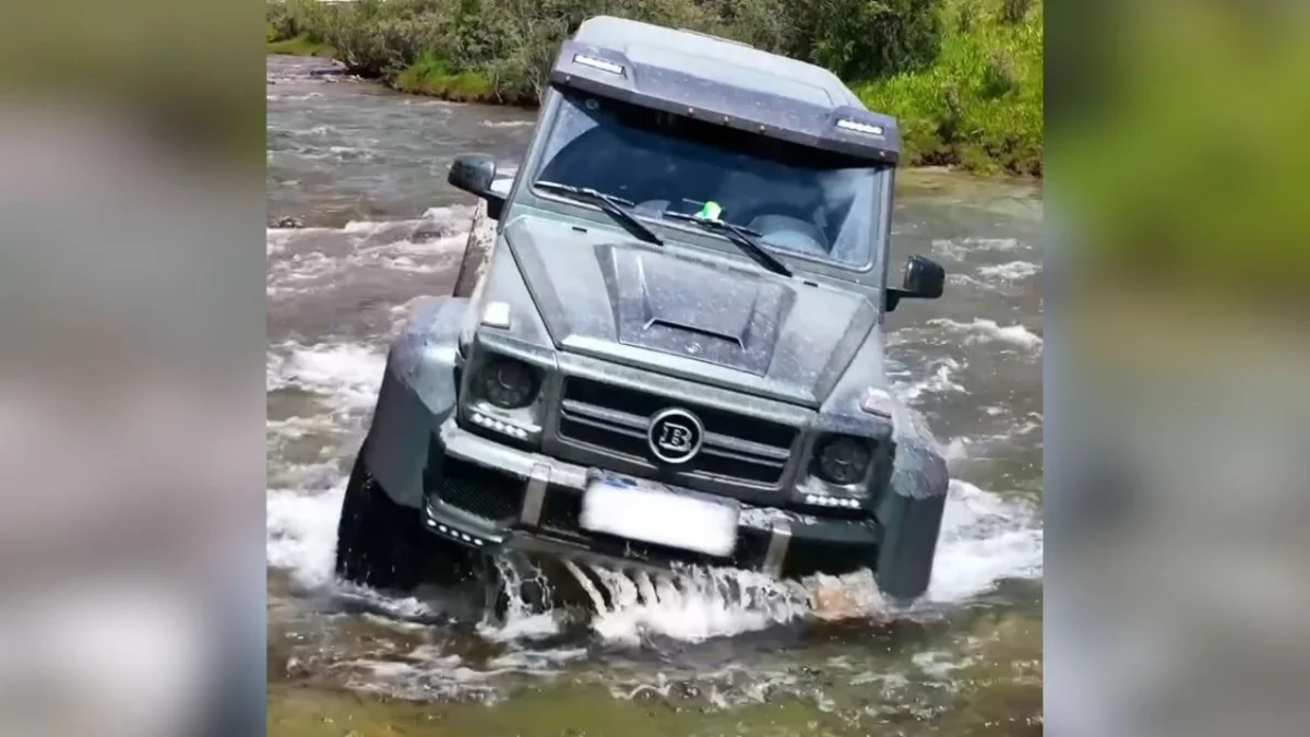 À près de 440 000 €, ce Brabus G 63 4x4² prouve qu'il n'a pas peur de la boue ni des rochers