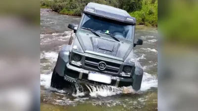À près de 440 000 €, ce Brabus G 63 4x4² prouve qu'il n'a pas peur de la boue ni des rochers