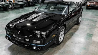 Cette Chevrolet Camaro IROC-Z de 1989 n'a roulé que 19 600 km… elle s'est vendue en quelques jours