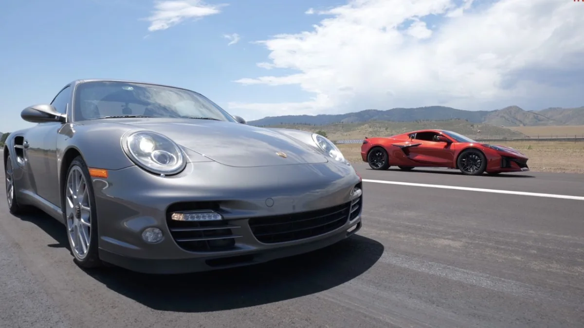 Seize ans d'écart, 177 ch de moins… cette Porsche 911 Turbo de 2010 surprend la nouvelle Corvette Z06 au 400 m