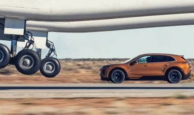 Quand un Porsche Cayenne Electric fait la course avec le plus gros avion du monde (+vidéo)