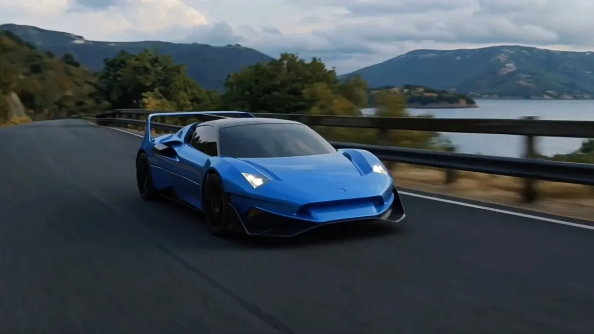 900 ch, un V12 et trois pédales : cette supercar italienne refuse de vivre avec son époque