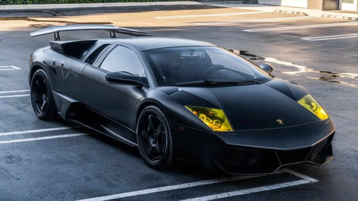 Cette Lamborghini Murciélago SV full black et ses jantes noires font regretter les nouveaux modèles hybrides