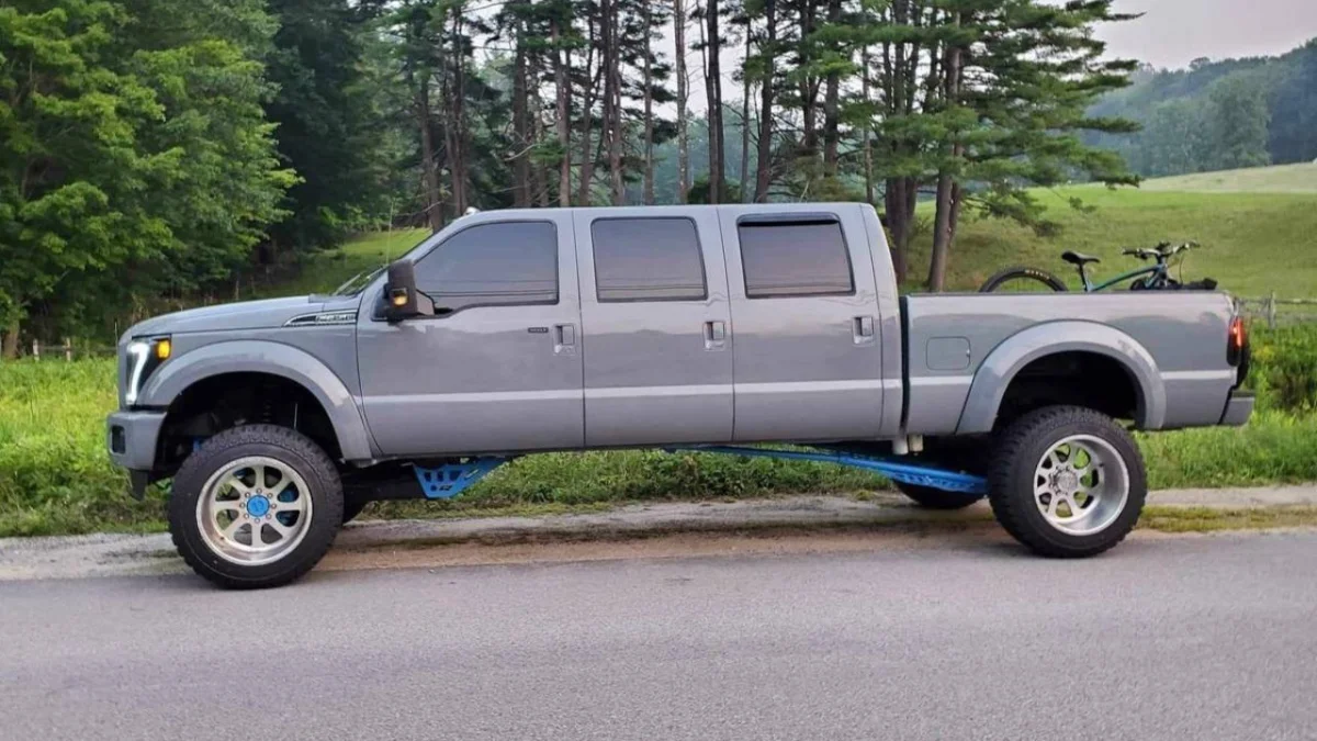 Ce Ford F-350 six portes aurait coûté 110 000 € à transformer… il est vendu deux fois moins cher