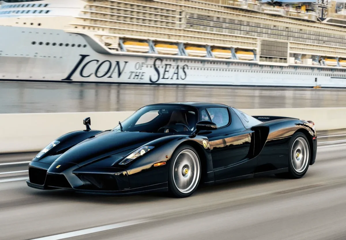 Cette Ferrari Enzo noire pourrait coûter des millions malgré ses 21.000 km au compteur (+images)