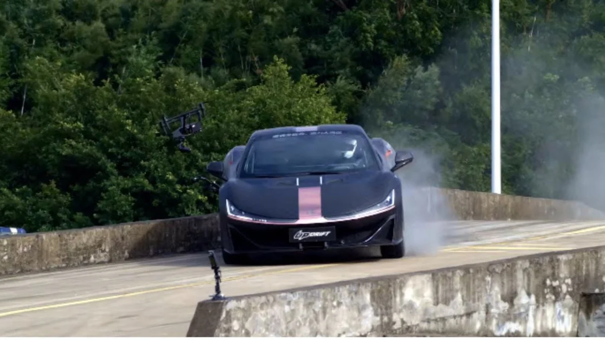 Cette supercar électrique chinoise de 1 224 ch établit un record du monde de drift à plus de 213 km/h dans une scène folle