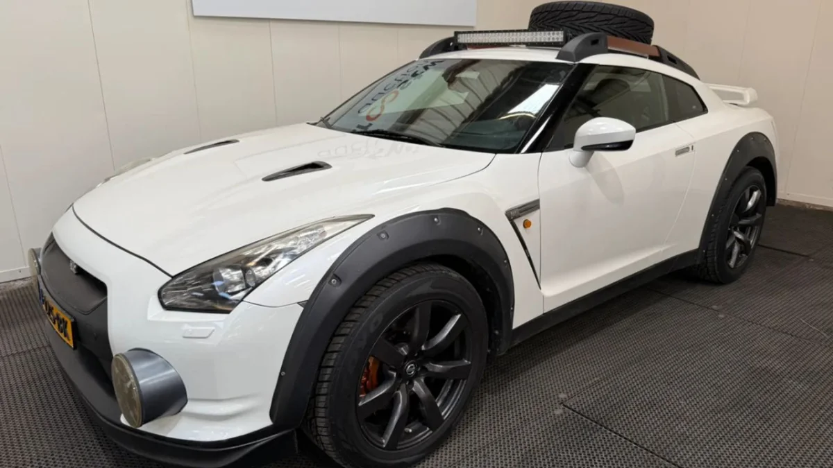 Qui voudrait d'une Nissan GT-R surélevée ? Godzilla finit aux enchères, vendue à moitié prix