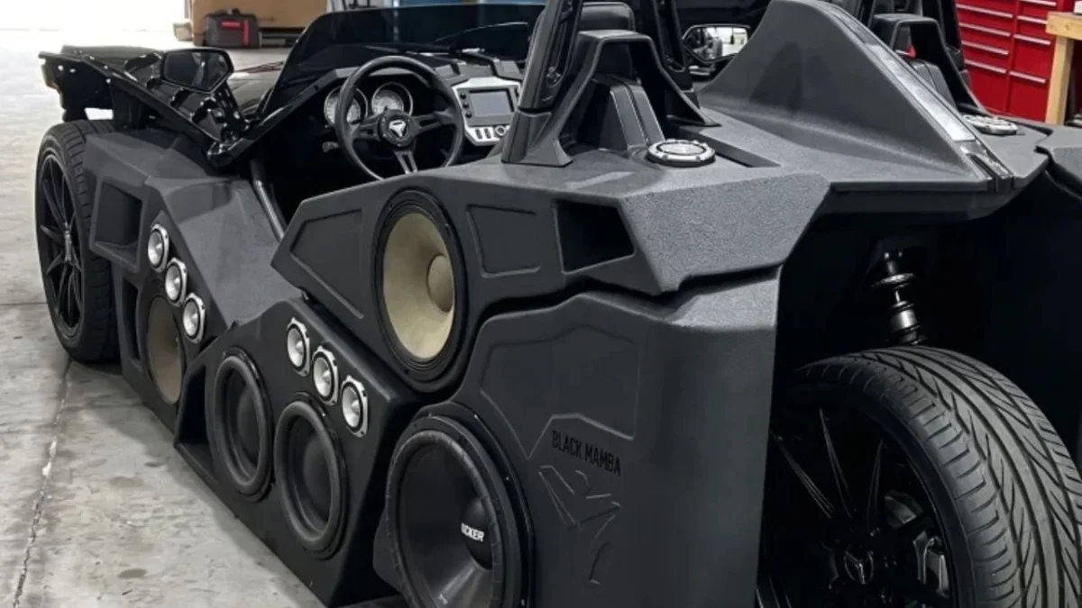 On entend ce Polaris Slingshot bien avant de le voir : ses 16 haut-parleurs et ses deux subwoofers perturbent même la conduite