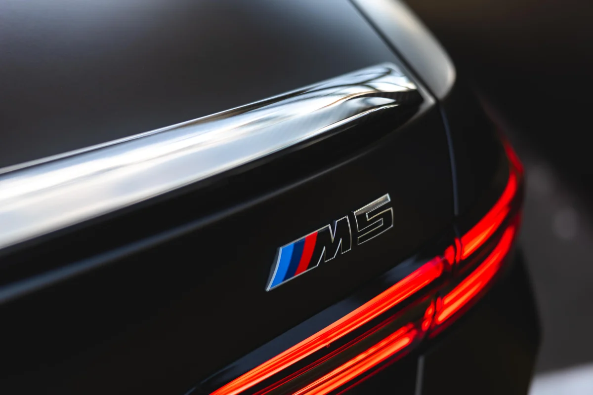 Nouvelle BMW M5 restylée : un design repensé pour faire oublier son poids