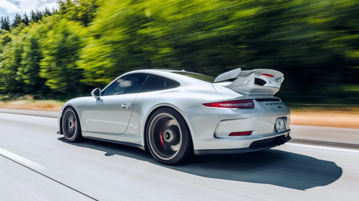 Lancé à 235 km/h en Porsche 911 sur l'Autobahn, ce jeune conducteur a fini par coller la mauvaise voiture