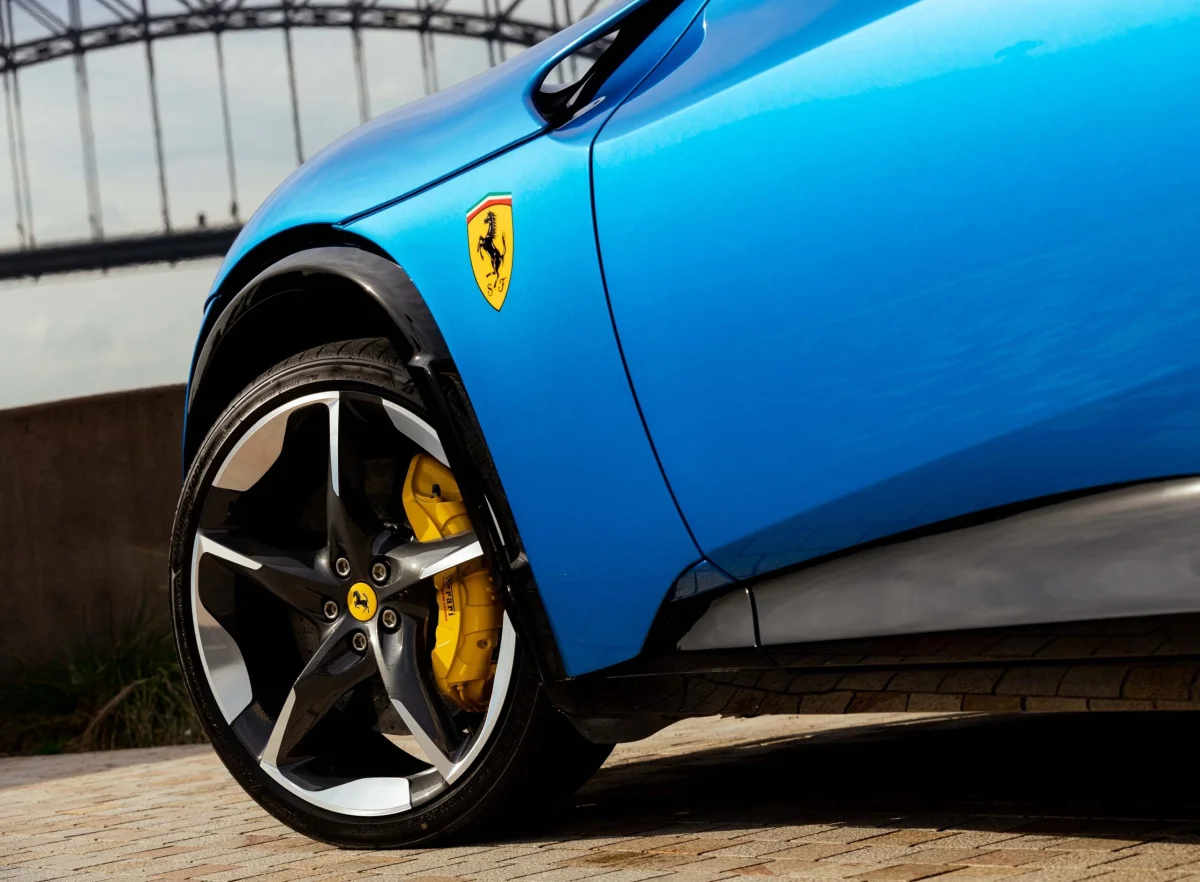 Nouveau Ferrari Purosangue : voici la silhouette du prototype camouflé qui intrigue