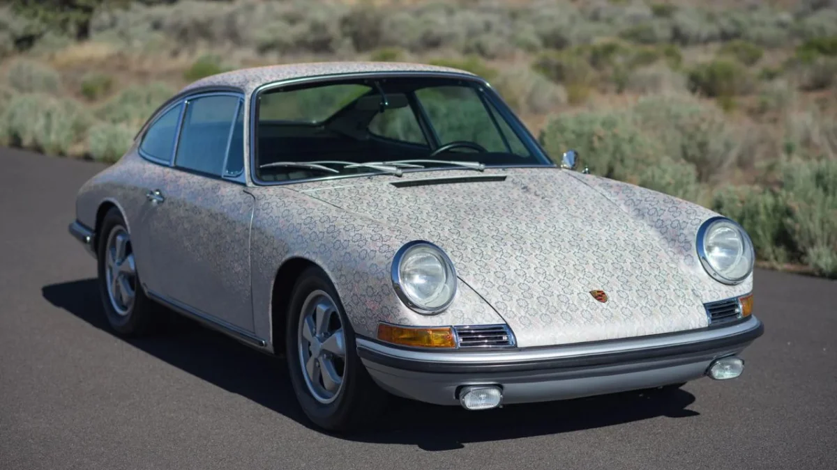 Personne ne devait repeindre cette Porsche : à 84 ans, la créatrice de "Por She" fait exploser les enchères